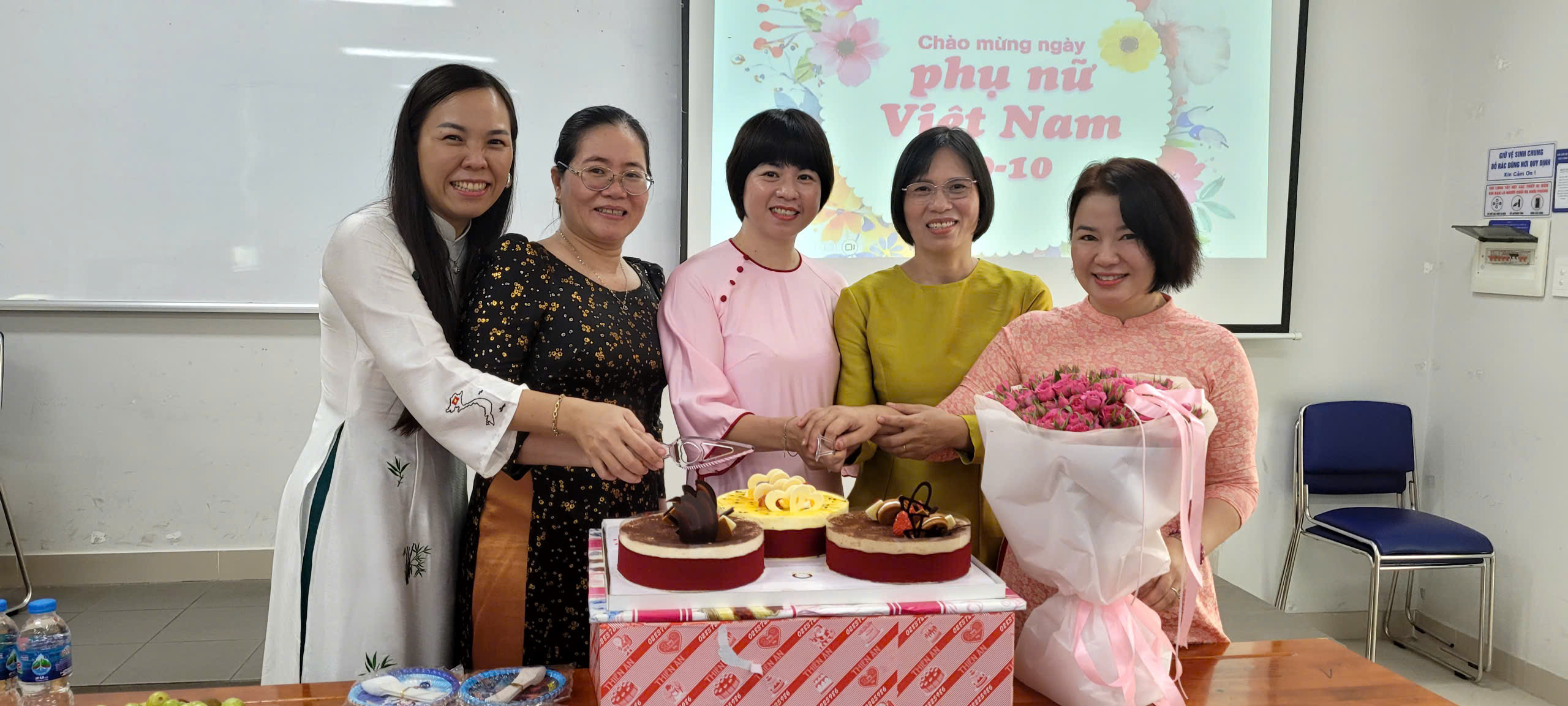 Công đoàn Viện KTCTQT tổ chức 20/10 cho nữ CĐV